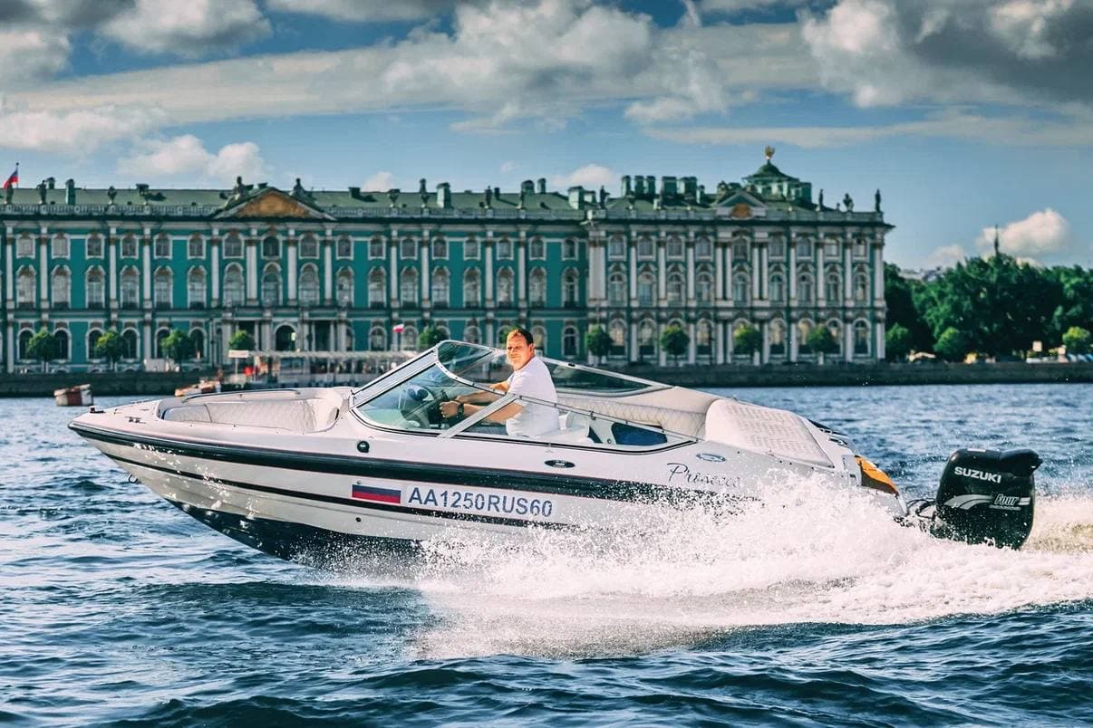 Бело-синий боурайдер Chaparral 190 Sport на полном ходу