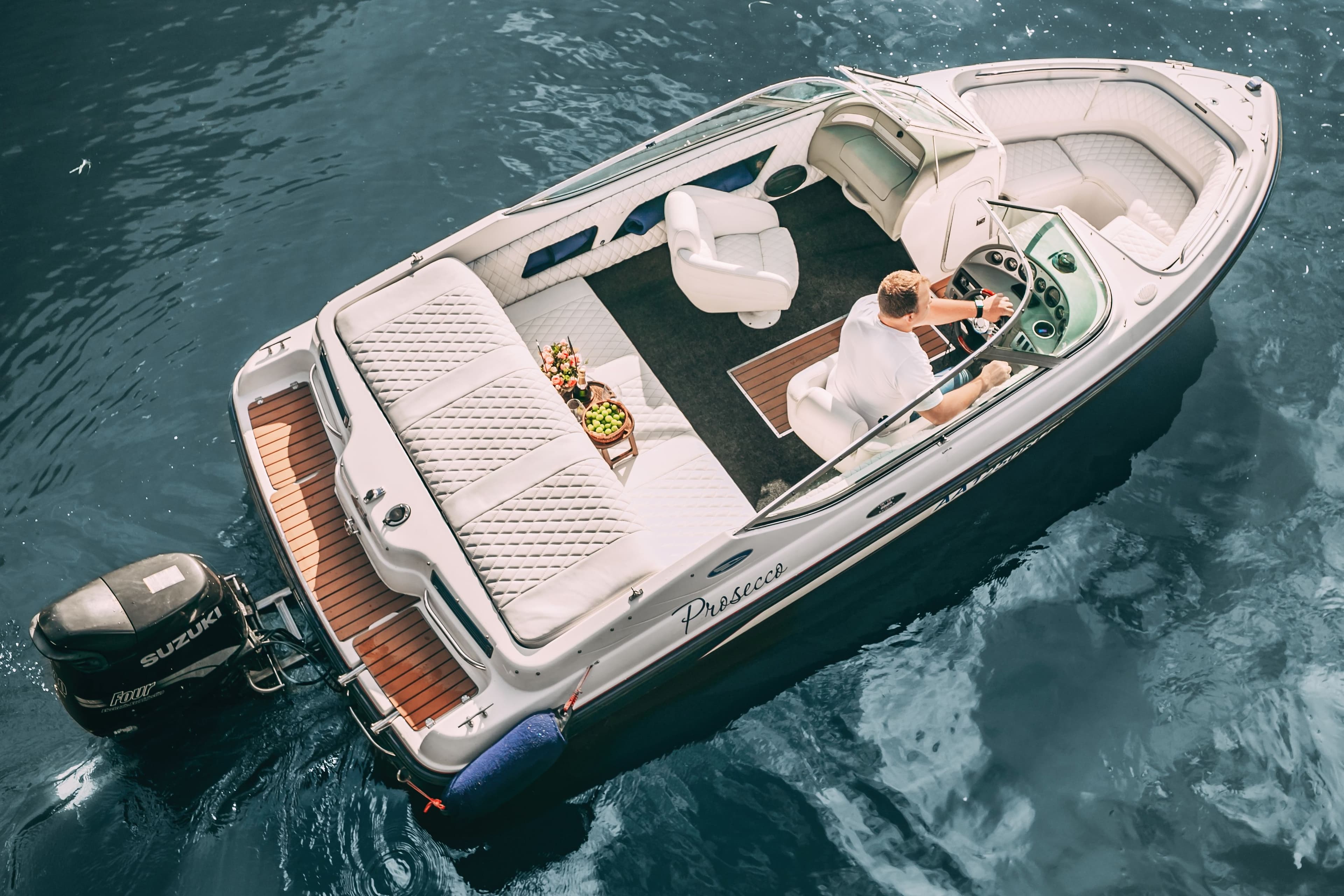 Бело-синий боурайдер Chaparral 190 Sport на полном ходу