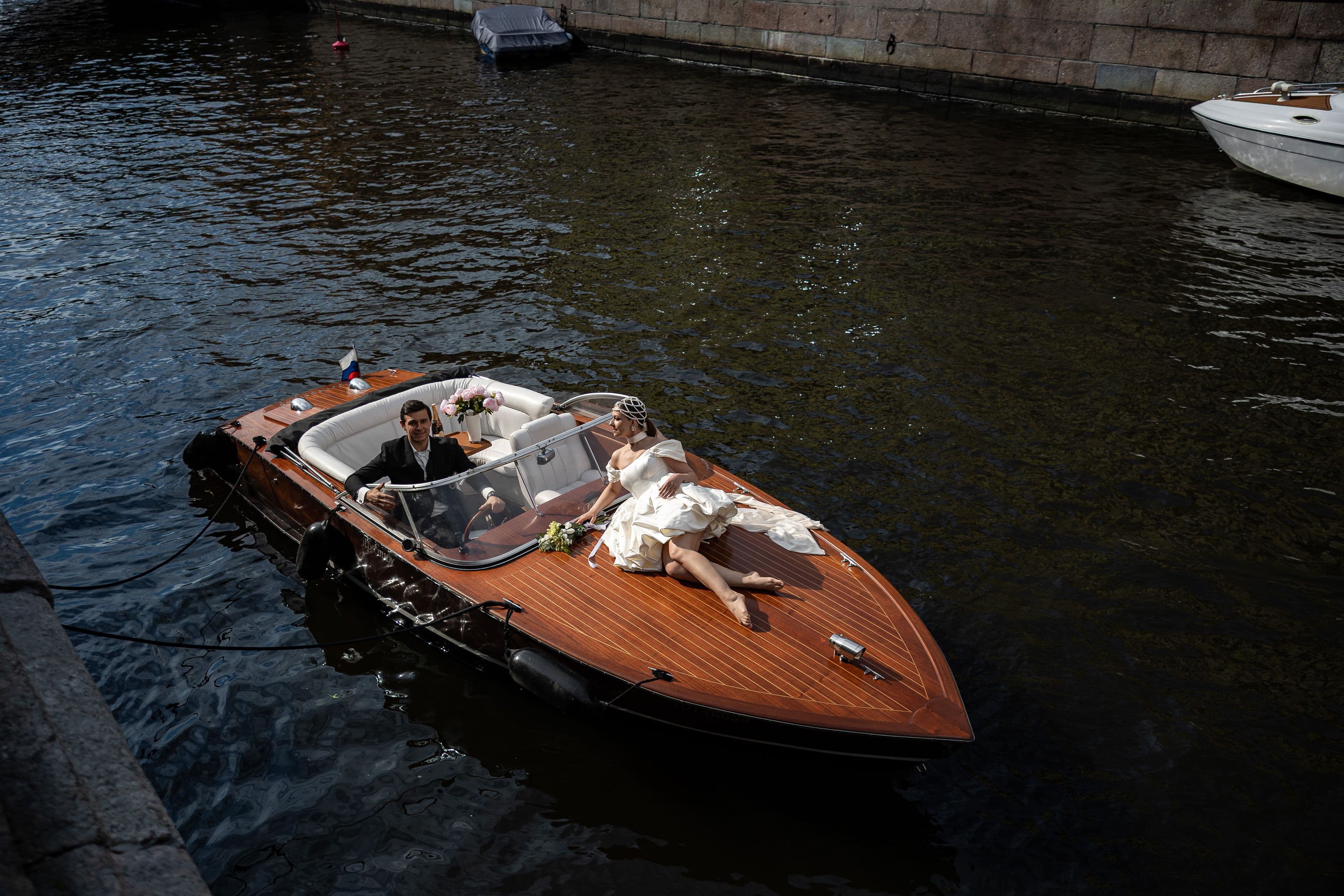 Эксклюзивный прогулочный катер Prestige длиной 7 метров на фоне воды