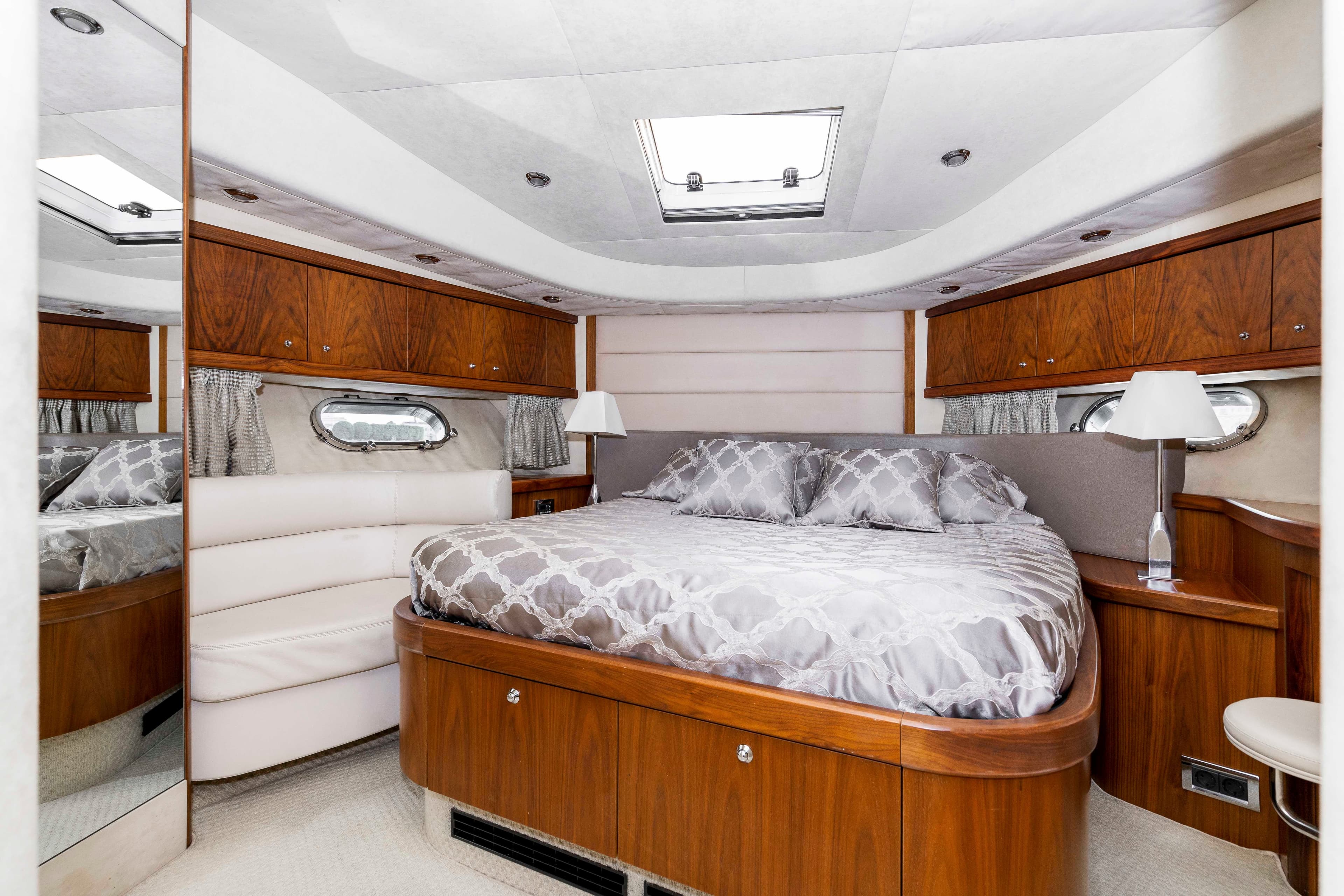 Зона для загара на носу яхты Sunseeker Pallada 70 с большой кроватью