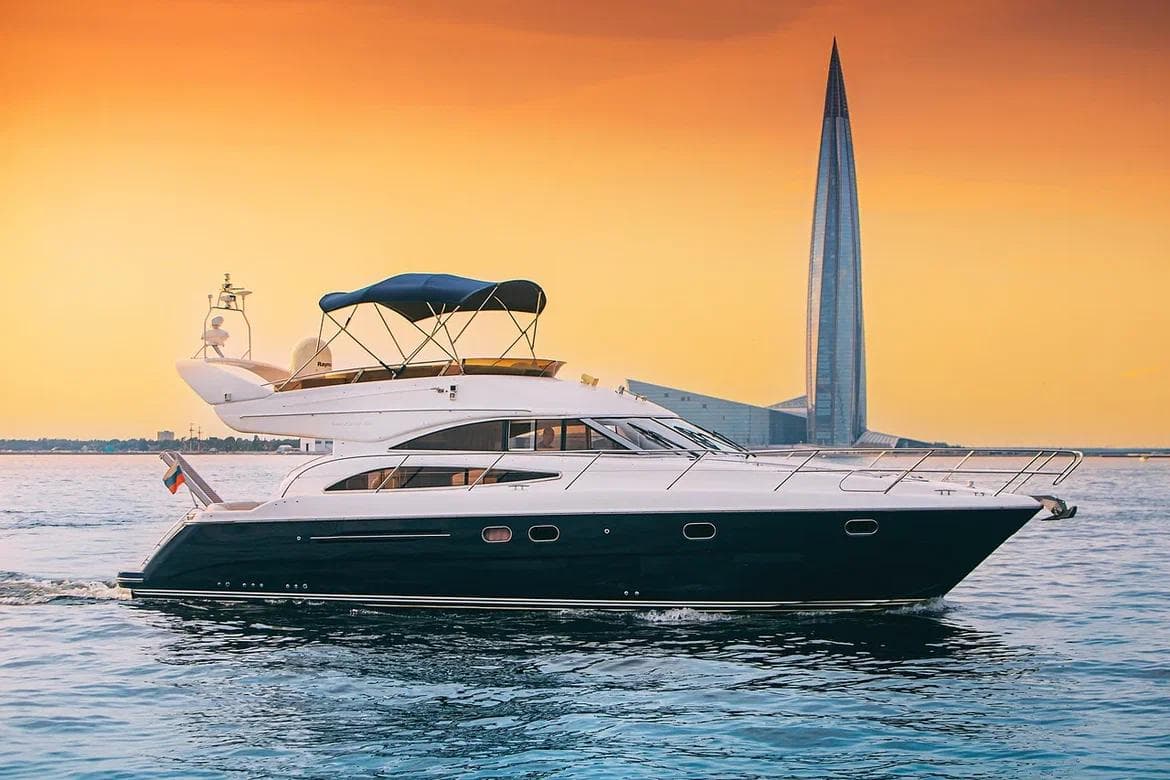 Двухпалубная моторная яхта Princess 50 на Неве в Санкт-Петербурге
