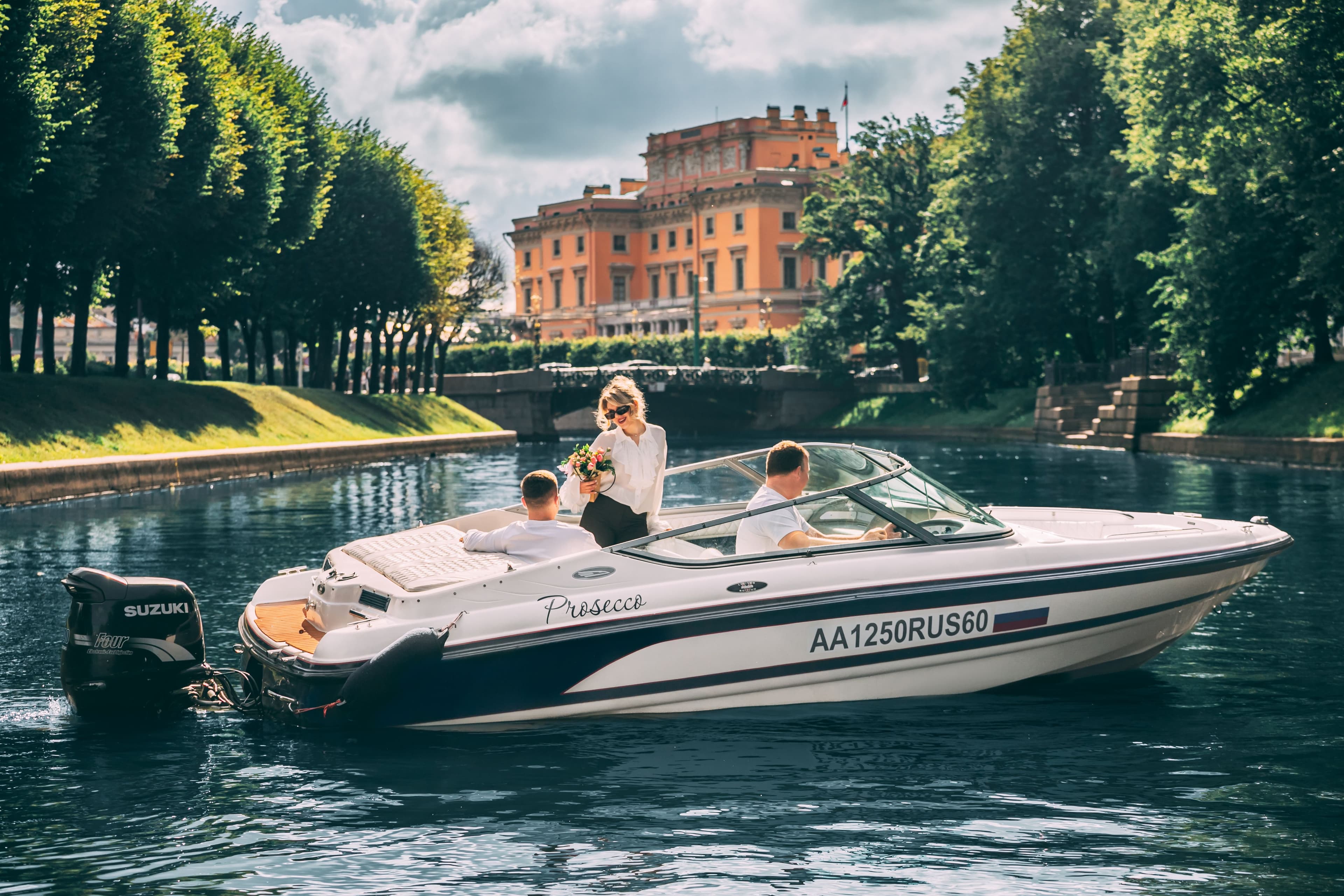 Бело-синий боурайдер Chaparral 190 Sport на полном ходу