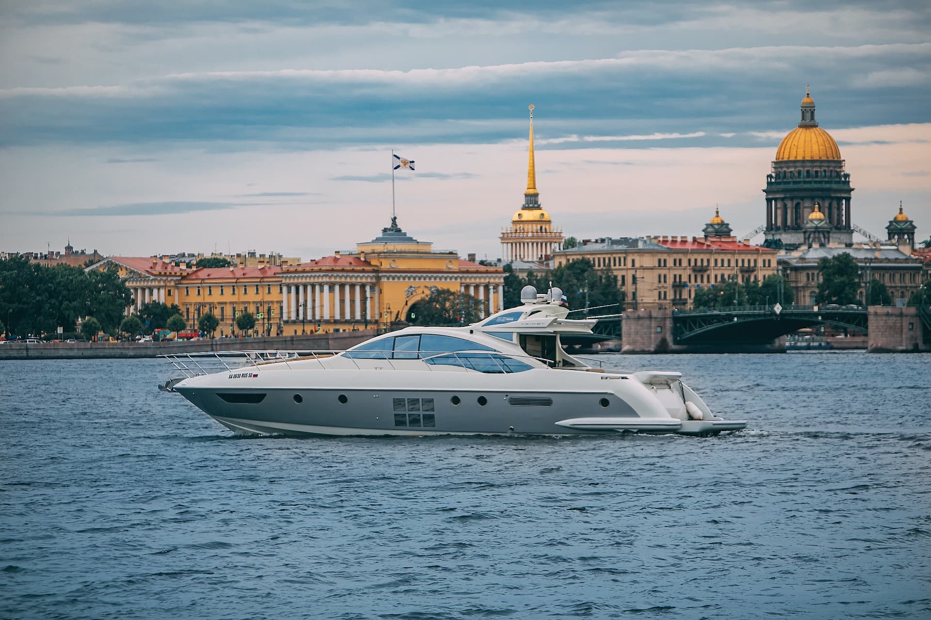 Аренда моторной яхты Azimut 62S в Санкт-Петербурге на Неве