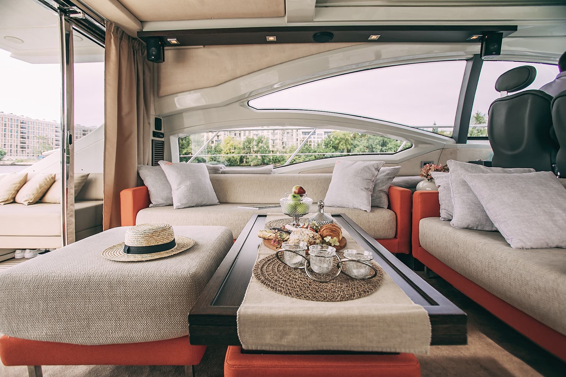 Просторный салон и стильный интерьер яхты Azimut 62S