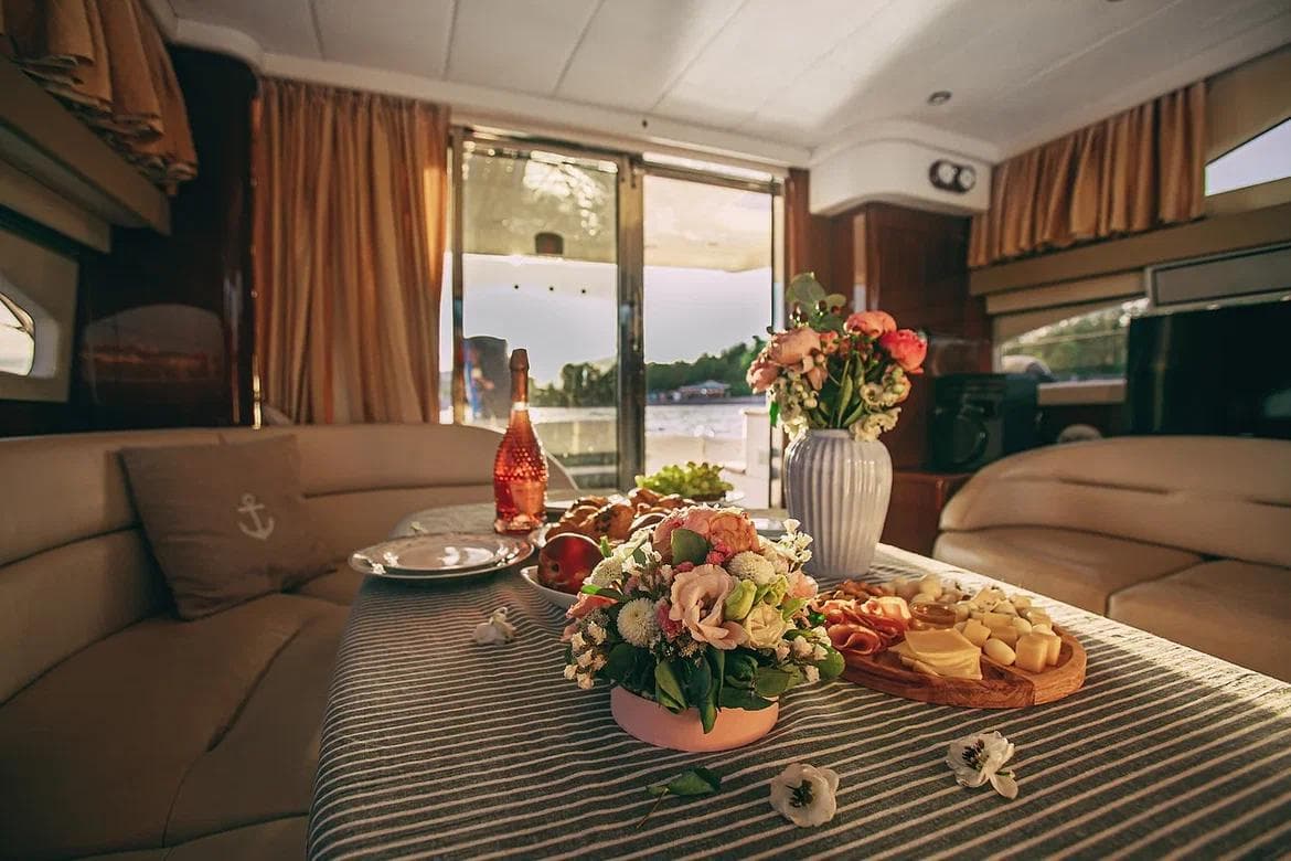 Роскошный салон яхты Princess 50 с отделкой из натурального дерева