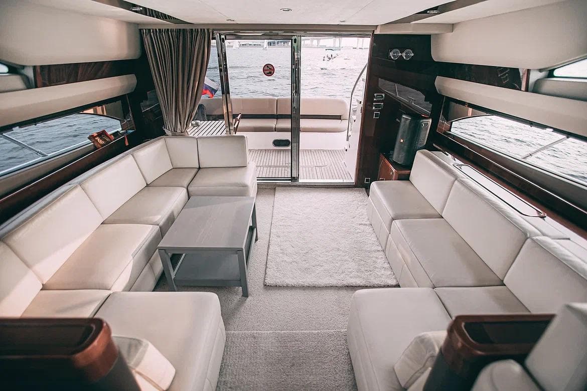 Просторная двухуровневая кают-компания яхты Princess 58 класса люкс